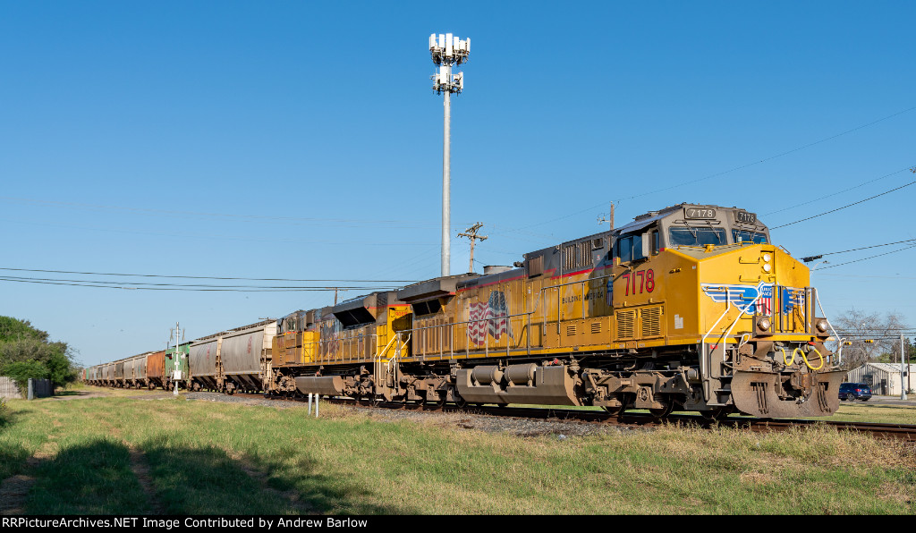 EB Grainer on the KCS Laredo Sub